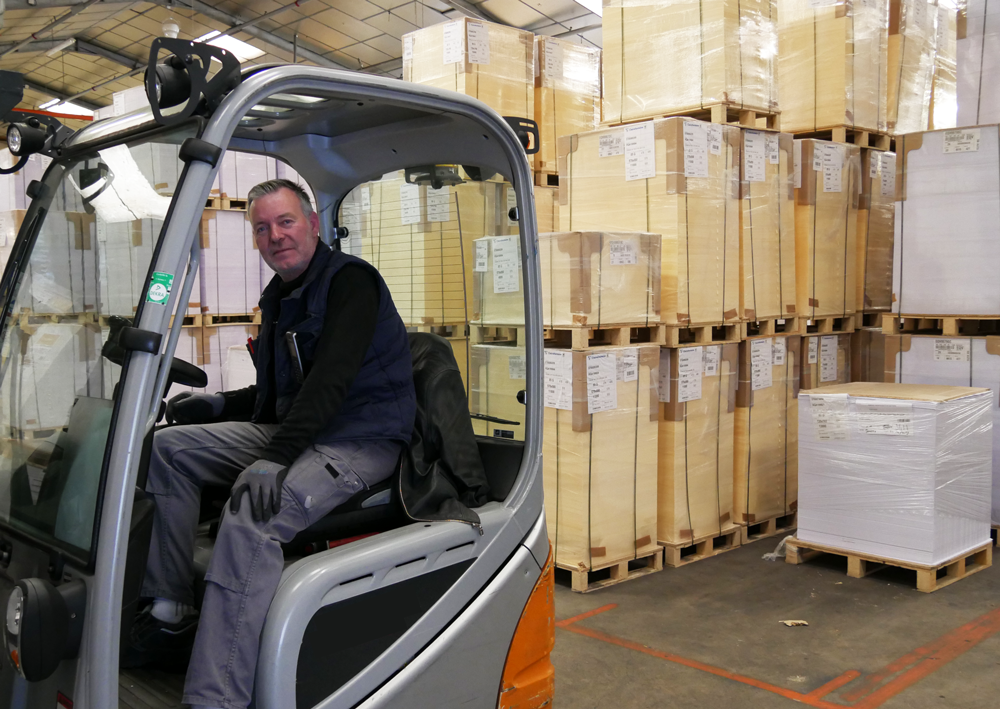 Ouvrier-polyvalent-cariste-gestion-papier-recyclage-quo-vadis
